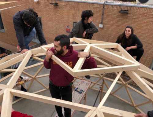 Construcción de domo geodésico en el Scout Madrid Hostel